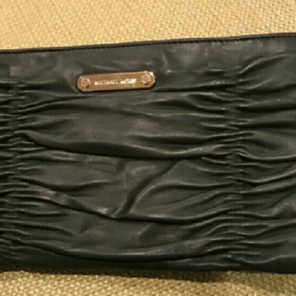MICHAEL KORS LEATHER CLUTCH